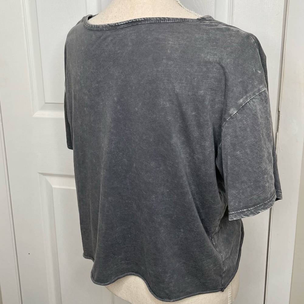 Caution To The Wind Gray Yellowstone Cropped T-Shirt size Medium - Picture 5 of 6
